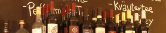 Regal mit Weinflaschen (Aglianico, San Giovese, Barbaresco, Montepulciano) in der Vineria Fraschetta